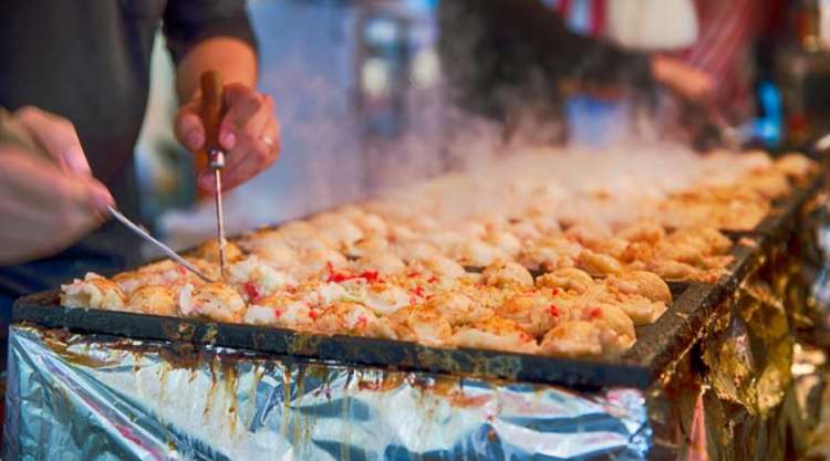 Preparazione delle polpette di polpo takoyaki